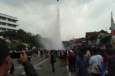 Ambil Air di Kali Cideng, Helikopter Guyur Massa dan Ban Terbakar di Tanah Abang