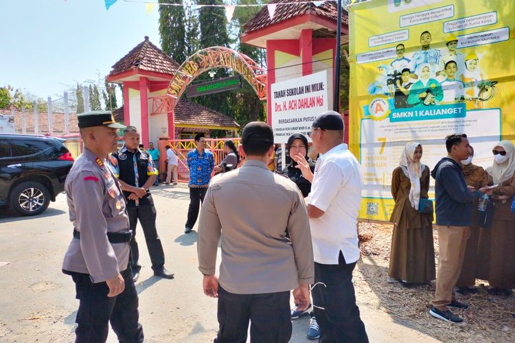 Polisi memantau penyegelan SMK 1 Kalianget Sumenep, Kamis (21/9/2023). 