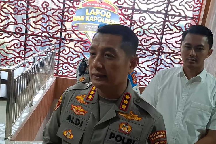 Kapolresta Bandung Kombes Pol Aldi Subartono saat diwawancarai di Mapolresta Bandung terkait pengungkapan kasus pengrusakan kebun teh Pangalengan, Kamis (11/12/2025)