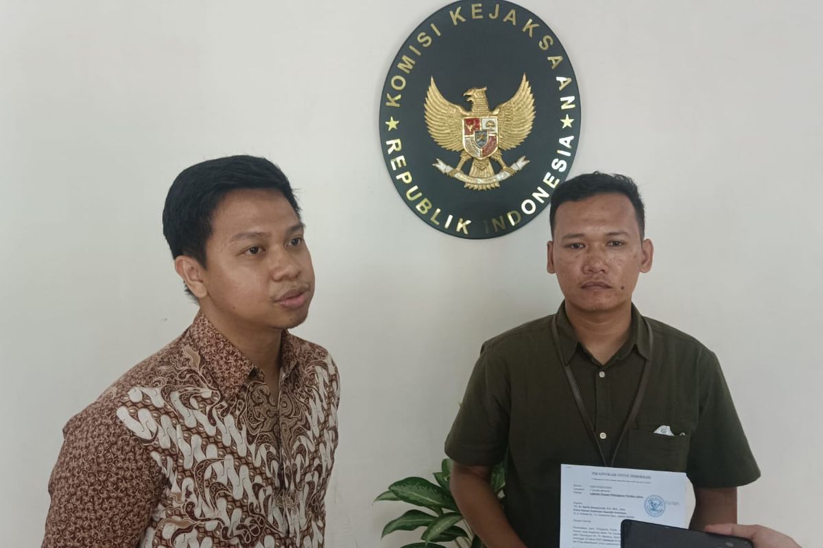 Kuasa hukum Haris-Fatia, Muhammad Al Ayyubi (kanan) dan Andi Muhammad Rezaldi (kiri), saat ditemui di Kantor Komisi Kejaksaan RI, Selasa (6/6/2023).