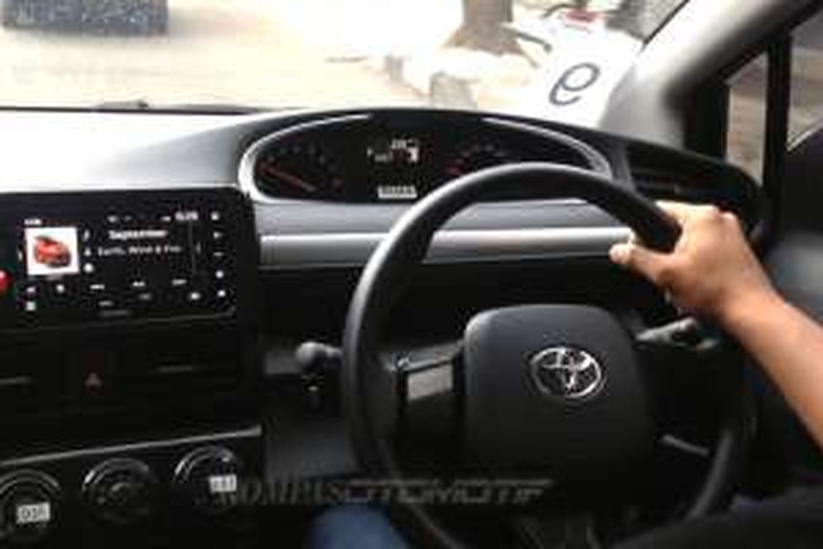 Mengendarai Toyota Sienta menuju Bandung.