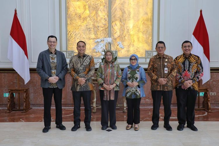 Menteri Pendayagunaan Aparatur Negara dan Reformasi Birokrasi (PANRB) Rini Widyantini dalam kunjungan kerja Implementasi Reformasi Birokrasi Kota Surabaya, Kamis (3/7/2025).