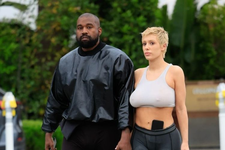 Kanye West dan istrinya Bianca Censori berpegangan tangan setelah makan malam pada Sabtu (13/5/2023) malam.
