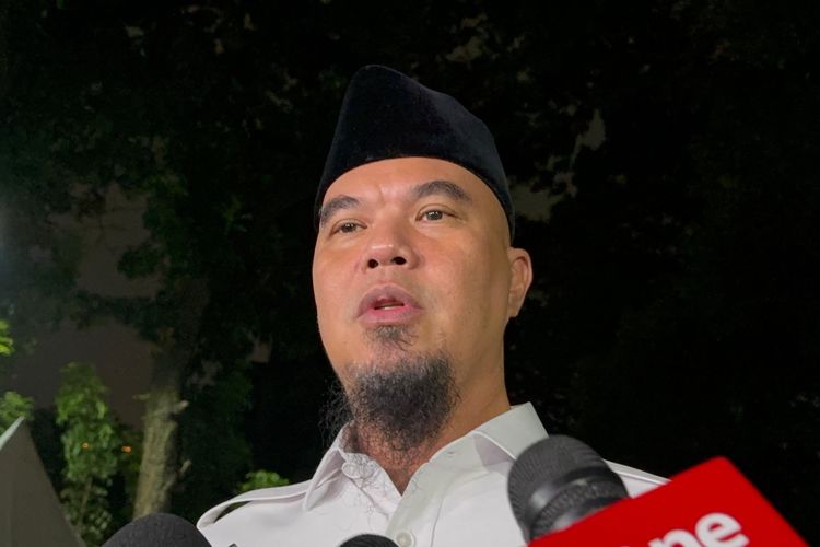 Anggota DPR Fraksi Gerindra sekaligus artis Ahmad Dhani saat ditemui di rumah Presiden Prabowo Subianto di Jalan Kertanegara, Jakarta Selatan, Senin (8/9/2025) malam. 