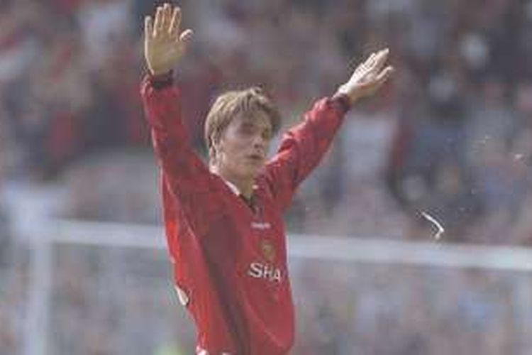 David Beckham mencetak gol dari jarak jauh ke gawang Wimbledon pada pertandingan perdana musim 1996-1997