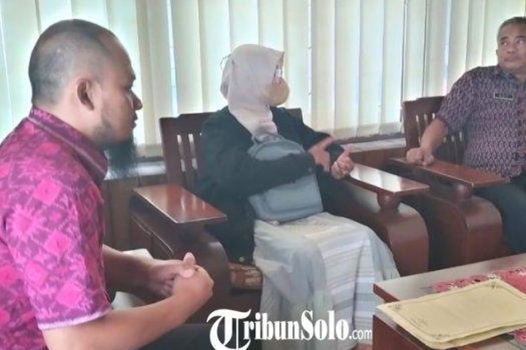 Warga berinisial A ketika diterima pejabat Inspektorat Sragen, Jawa Tengah, setelah mengadung seorang kepala desa di Kecamatan Kedawung yang tak kunjung menikahinya.