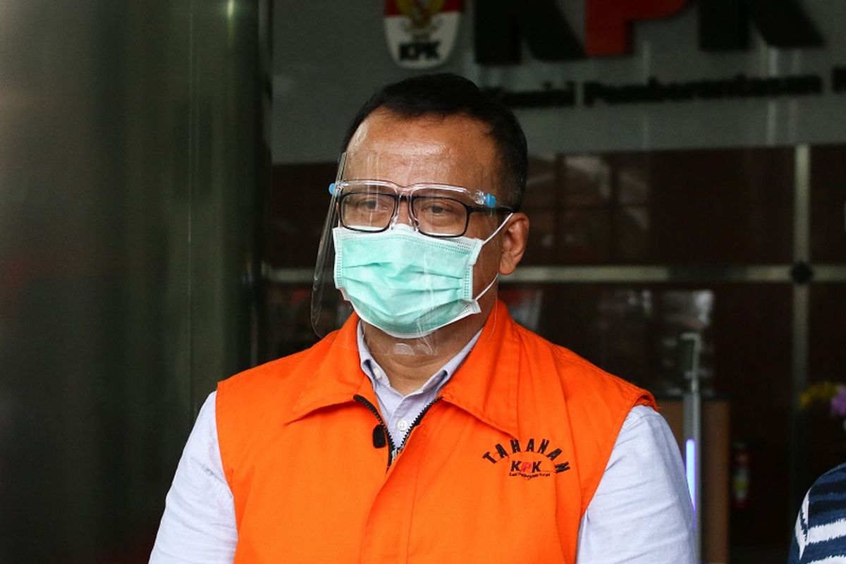 Mantan Menteri Kelautan dan Perikanan Edhy Prabowo berjalan menuju mobil tahanan usai menjalani pemeriksaan,  di Gedung KPK, Jakarta, Jumat (22/1/2021). Edhy Prabowo diperiksa sebagai tersangka dalam kasus dugaan penerimaan suap perizinan tambak, usaha dan atau pengelolaan perikanan atau komoditas perairan sejenis lainnya tahun 2020. ANTARA FOTO/Rivan Awal Lingga/hp.