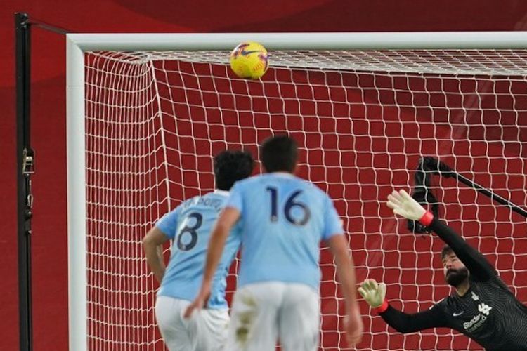 Gelandang Manchester City, Ilkay Guendogan gagal mengeksekusi penalti dengan sempurna pada laga kontra Liverpool di Stadion Anfield, Minggu (7/2/2021) malam WIB.