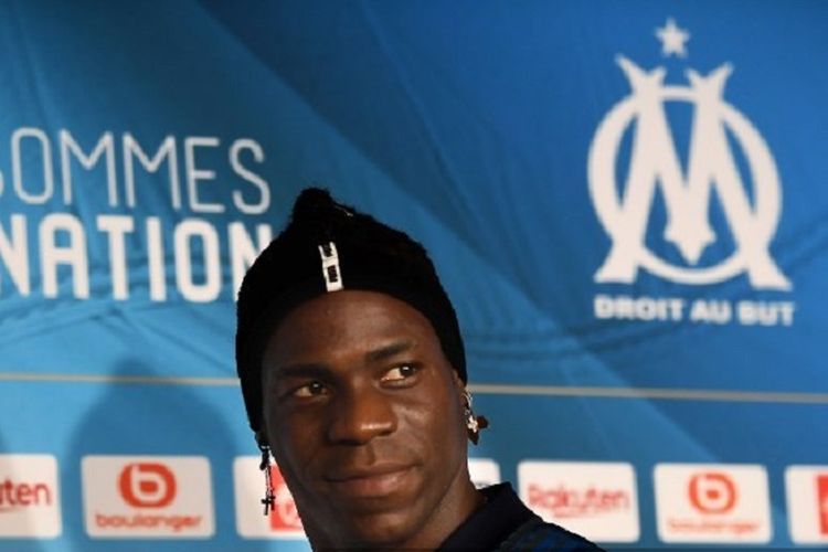 Mario Balotelli diperkenalkan sebagai pemain baru Olympique Marseille di Stadion Robert-Louis Dreyfus, 23 Januari 2019. 