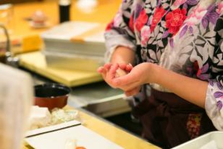 Proses pembuatan sushi di Nadeshiko Sushi