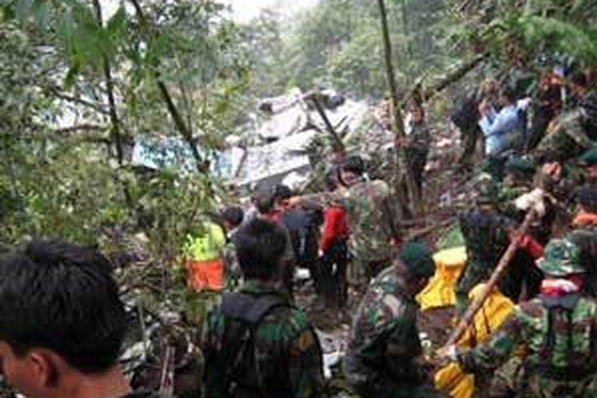 Anggota Paskhas TNI AU bersama relawan, Sabtu (28/6) berupaya mengevakuasi penumpang CASA 212 yang jatuh pada Kamis lalu. Puing-puing pesawat dan jenazah para penumpang ditemukan di ketinggian sekitar 1.600 meter di atas permukaan laut di Gunung Salak yang masuk Wilayah Gunung Malang, Kesatuan Pemangku Hutan Perum Perhutani Bogor.