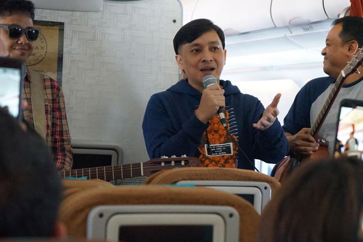 Yovie and His Friends akustikan di atas pesawat Garuda Indonesia.