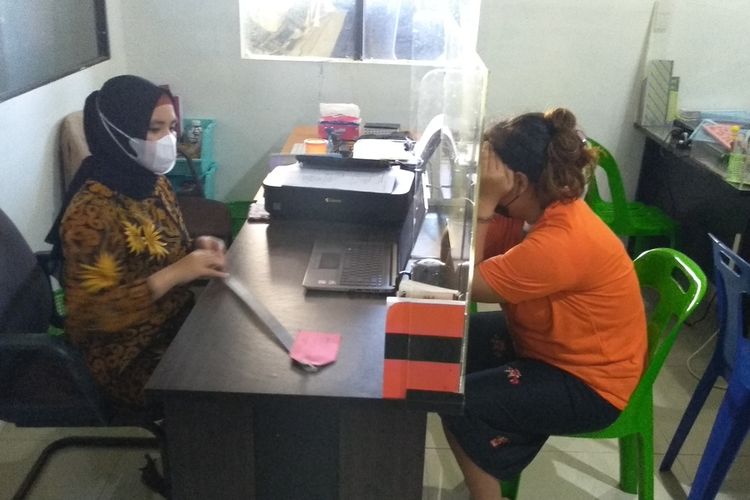 Tersangka LS (33) saat diperiksa penyidik di unit PPA Polrestabes Medan pada Jumat (14/1/2022) pagi. Terlihat barang bukti penggaris besi panjang yang diakui sebagai alat untuk memukul korban sebanyak tiga kali di bagian kepala.