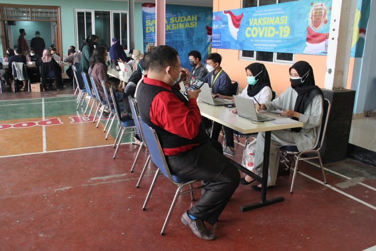 Sekolah Pribadi Depok menggelar vaksinasi pada Selasa, 10 Agustus 2021. Acara yang dimulai sejak pukul 08.00 WIB tersebut menargetkan 1.000 peserta pada tahap pertama menggunakan vaksin jenis Astrazeneca.