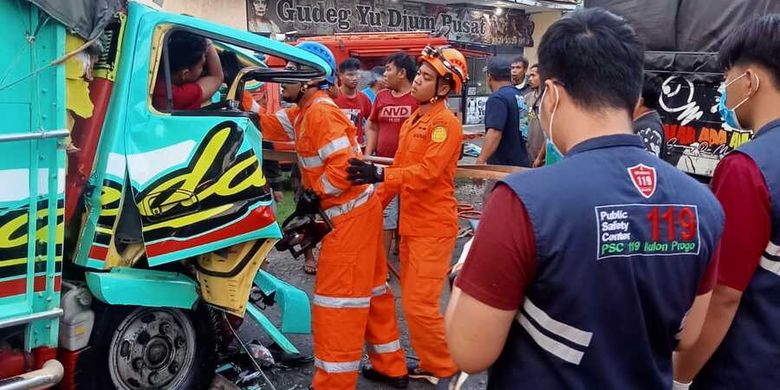 Berita Harian Kecelakaan-truk-tabrak-tronton- Terbaru Hari Ini - Kompas.com