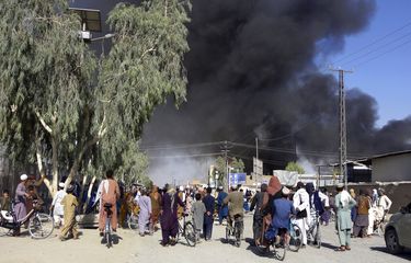 Asap mengepul setelah milisi Taliban dan personel keamanan Afghanistan bentrok di Kandahar, barat daya Kabul, Afghanistan, Kamis (12/8/2021).