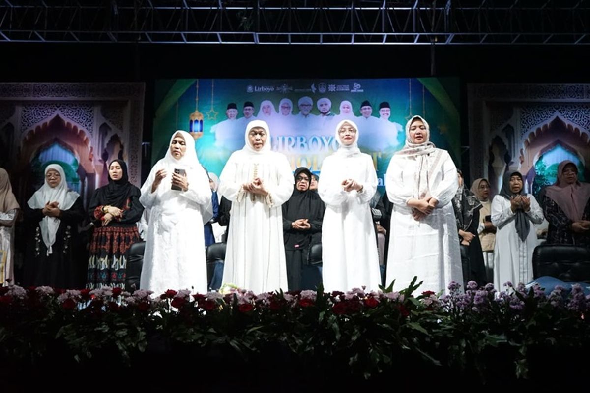 Wali Kota Kediri Vinanda Prameswati bersama Gubernur Jawa Timur Khofifah Indar Parawansa dan pejabat terkait saat mengikuti acara Lirboyo Bersholawat pada Senin (20/10/2025). 