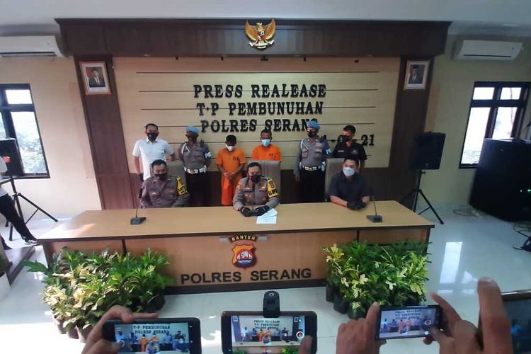 Polres Serang memperlihatkan dua pelaku pembunuhan mayat dalam karpet merah di Cikande, Serang, Banten