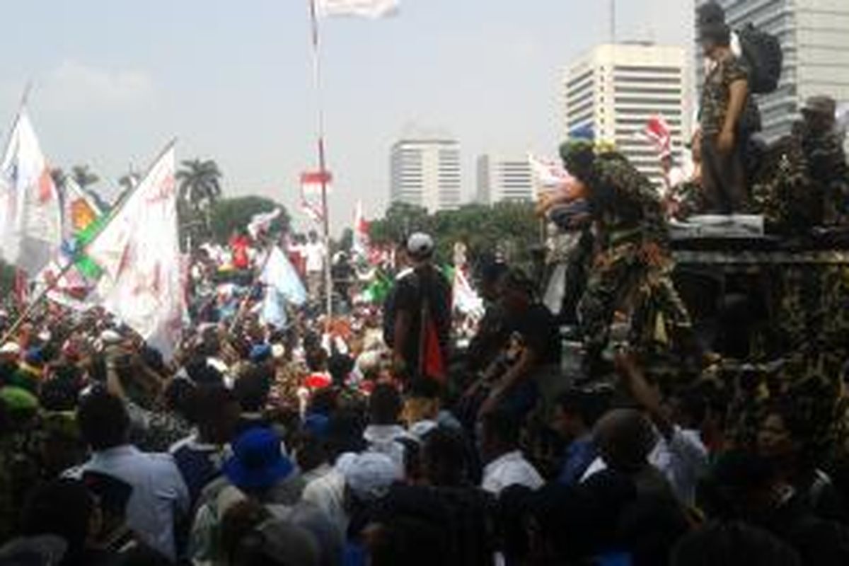 Massa Prabowo memaksa masuk ke Jalan Medan Merdeka Barat, Jakarta Pusat, Kamis (21/8/2014).
