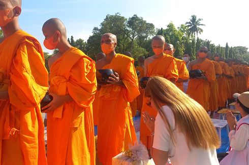 500 Calon Rahib Buddha dari 7 Negara Ikuti Pindapatta di Candi Borobudur