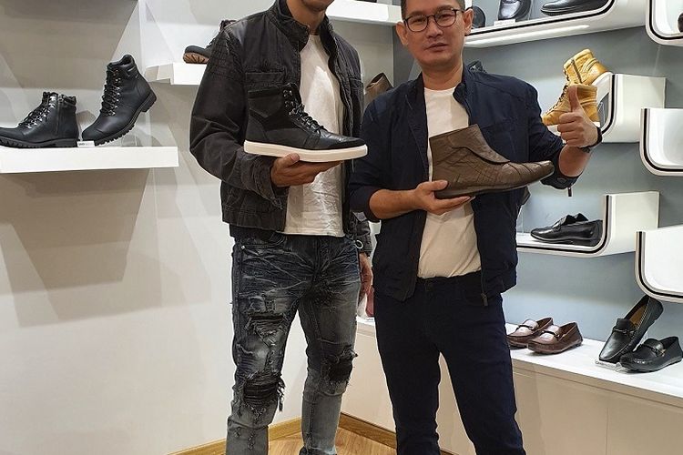 Darius Sinathrya dengan sepatu boots-nya