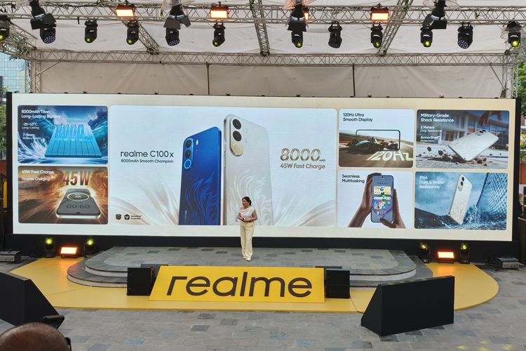 Spesifikasi inti Realme C100x ditampilkan di panggung peluncuran Realme C100 Series di Universitas Katolik Atma Jaya, Jakarta Selatan, Kamis (7/5/2026).