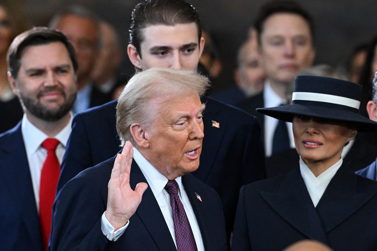 Donald Trump saat mengucapkan sumpah dalam pelantikan presiden Amerika Serikat di Gedung Capitol, Washington DC, Senin (20/1/2025).