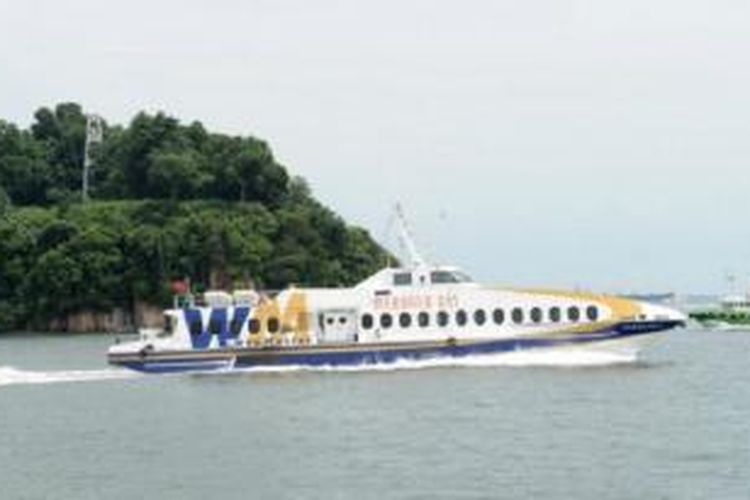 Sebuah kapal feri di perairan di wilayah perairan Batam. Di perairan inilah, kapal feri Sea Prince menabrak benda terapung. 