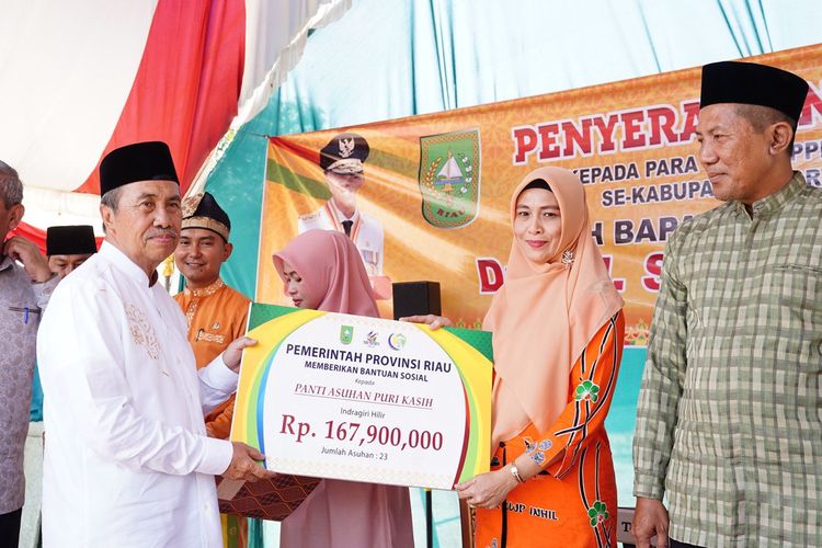 Gubernur Riau Syamsuar menyerahkan bantuan sosial (bansos) dari Pemerintah Provinsi (Pemprov) Riau senilai Rp 1,7 miliar kepada enam panti asuhan di dua wilayah, yaitu Kabupaten Indragiri Hilir (Inhil) dan Kabupaten Indragiri Hulu (Inhu) saat kunjungan kerjanya, Jumat (1/9/2023).