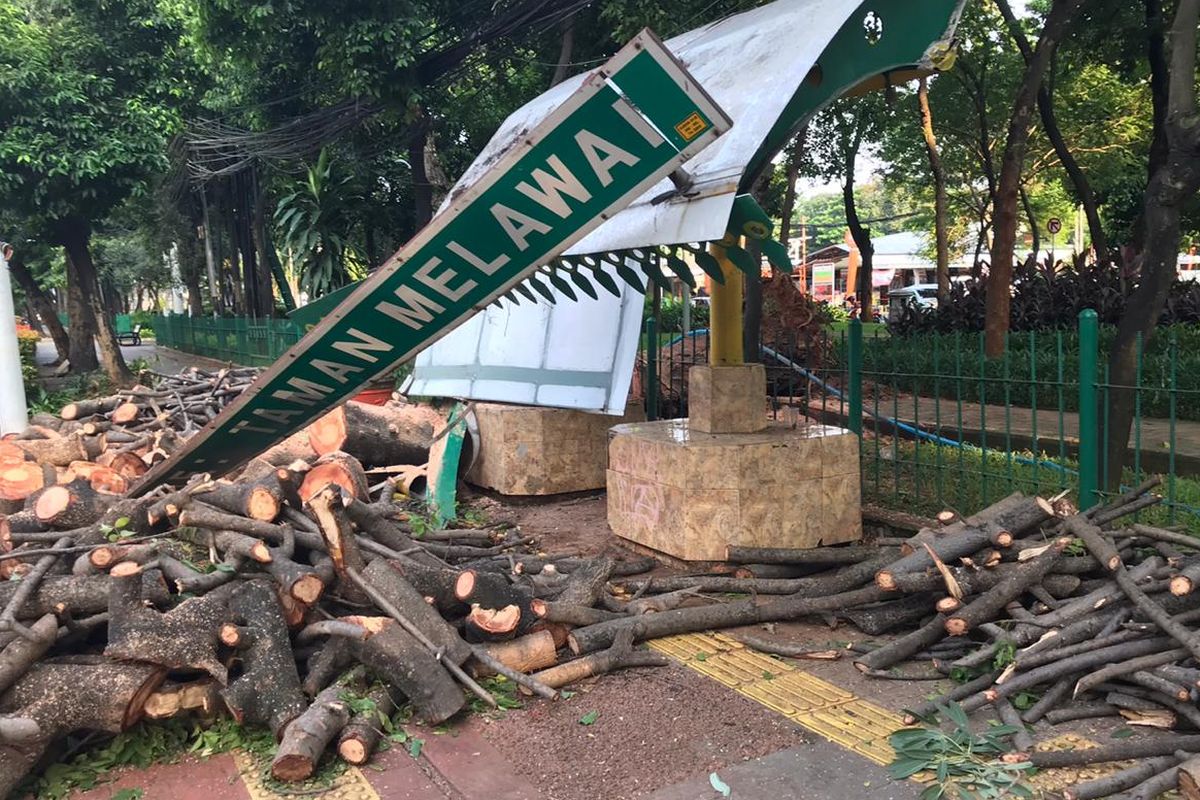 Kondisi Halte Bus Taman Melawai, Kebayoran Baru, Jakarta Selatan pada Senin (9/11/2020) yang rusak akibat tertimba pohon. Perbaikan halte bus rusak tersebut ditangani oleh pihak Suku Dinas Bina Marga Jakarta Selatan.