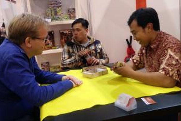 Joris Wiersinga, perancang game 'Indonesia' sedang mencoba Mat Goceng di booth Indonesia, pada ajang Essen Spiel 14, Kamis (16/10/2014). 