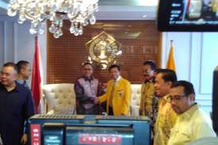 Ketua Umum Partai Golkar Setya Novanto dan Ketua Umum PAN Zulkifli Hasan bertemu di Kantor DPP Golkar 