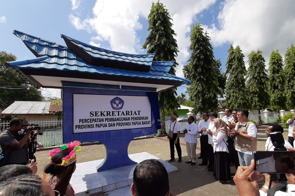 Mendikbud Muhadjir Effendy meresmikan sekretariat Tim Percepatan Pembangunan Pendidikan di Provinsi Papua dan Papua Barat, Senin (23/9/2019) di Jayapura.