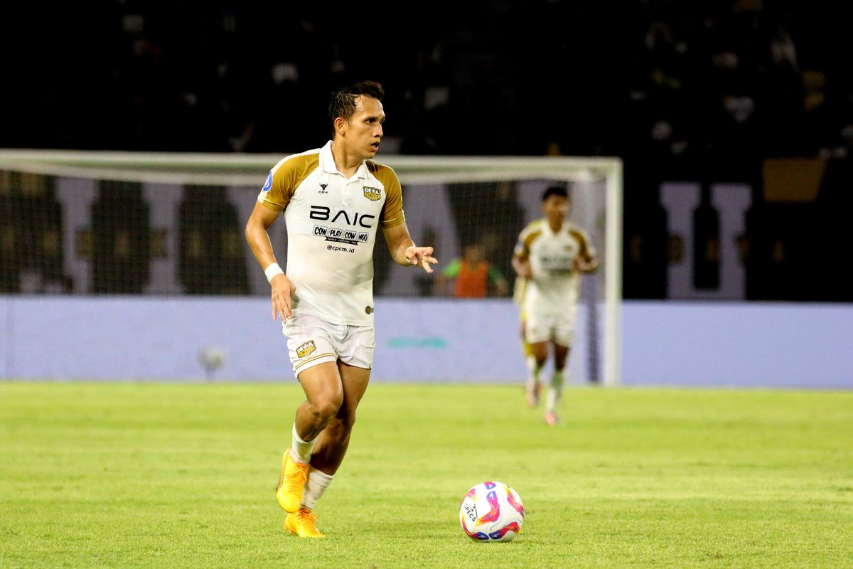 Pemain Dewa United Egy Maulana Vikri menggiring bola saat laga pekan ke-7 Liga 1 2024-2025 melawan Persebaya Surabaya yang berakhir dengan skor 0-0 di Stadion Gelora Bung Tomo Surabaya, Jumat (27/9/2024) malam.