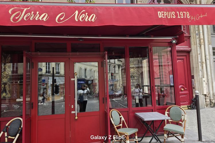 Penampakan bagian depan restoran Terra Nera, lokasi syuting serial Netflix populer Emily in Paris. Foto ini diambil dengan kamera utama 50 MP Samsung Galaxy Z FLip 6. Hasilnya bagus, tajam, dengan warna merah yang menyala seperti aslinya.