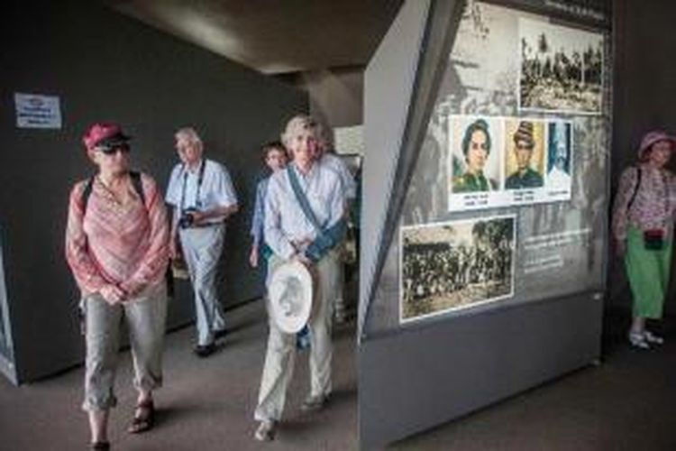 Turis dari kapal pesiar Noble Caledonia yang lego jangkar di lepas Pantai Ulee Lheue mengunjungi Museum Tsunami, Banda Aceh, Kamis (6/2/2014). Sebanyak 120 turis dari kapal tersebut melakukan city tour mengunjungi sejumlah situs sejarah dan tsunami di Kota Banda Aceh selama enam jam. Tahun 2013 hingga Februari 2014 tercatat 16 kapal pesiar singgah di perairan Aceh dengan kapasitas 120 hingga 500 penumpang.