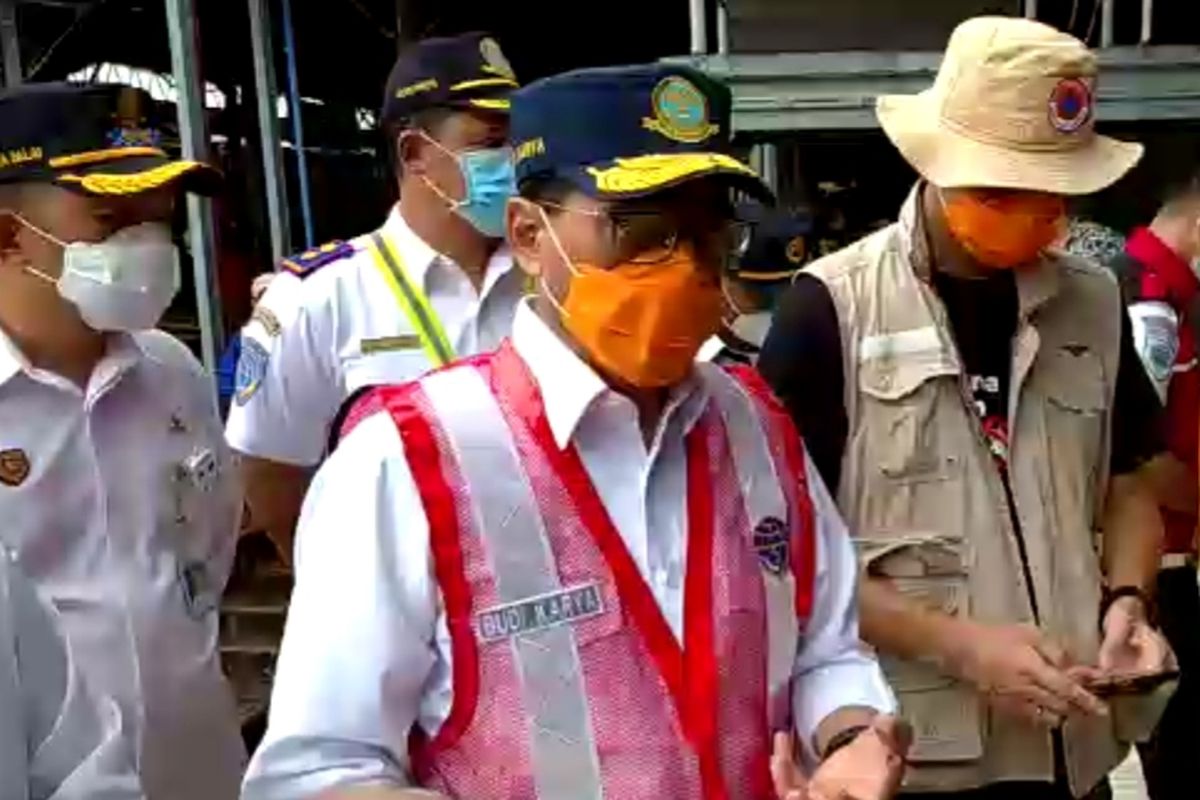 Menteri Perhubungan (Menhub) Budi Karya Sumadi meninjau lokasi yang terdampak banjir di Stasiun Tawang di Semarang pada Sabtu (7/2/2021).