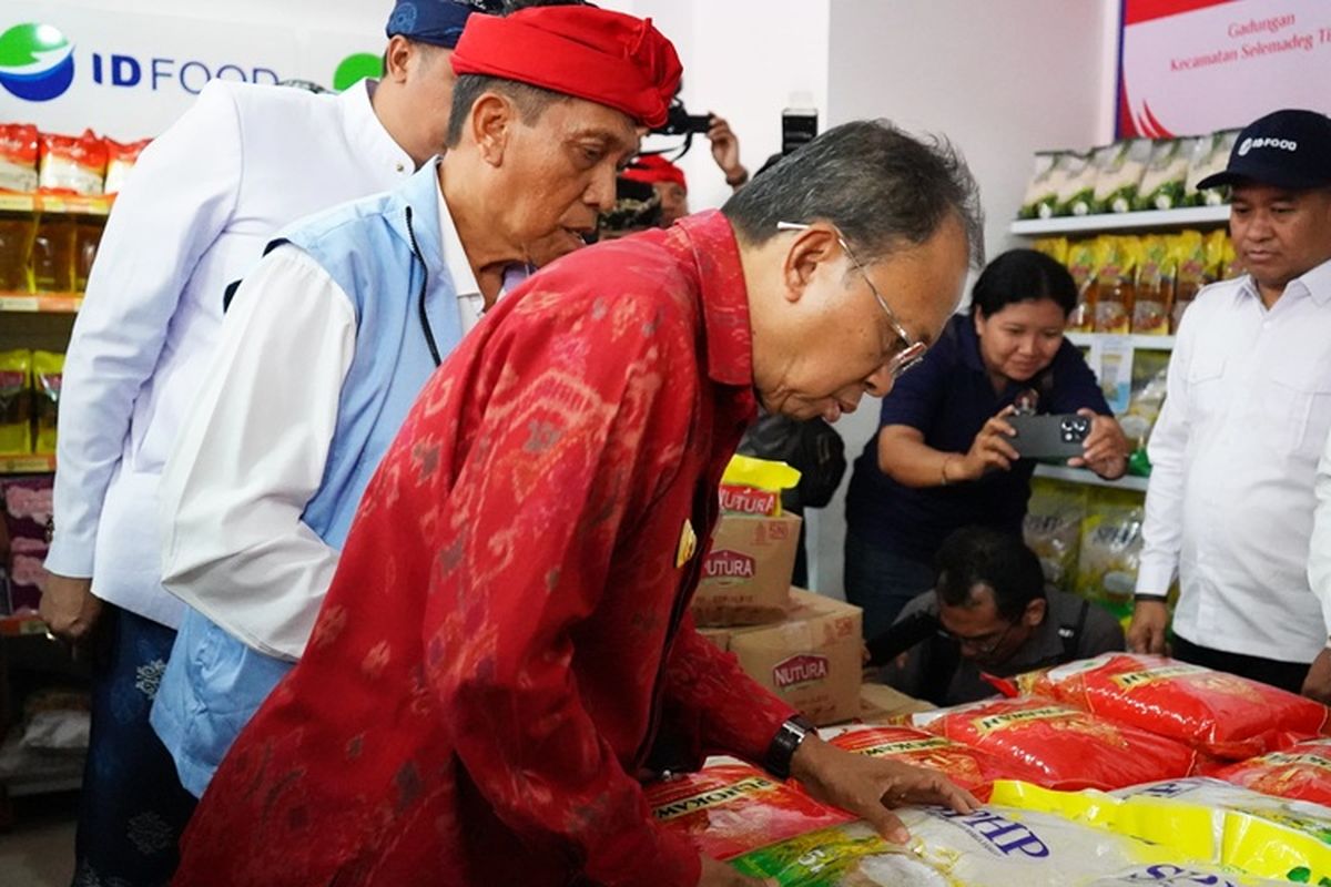 Gubernur Bali Wayan Koster saat meninjau Koperasi Desa/Kelurahan Merah Putih (KDMP) Gadungan di Desa Gadungan, Kecamatan Selemadeg Timur, Tabanan, Senin (21/7/2025). 