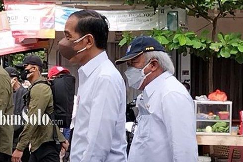 Bagi-bagi BLT di Pasar Gemolong Sragen, Jokowi Minta Lapak PKL Diperbaiki