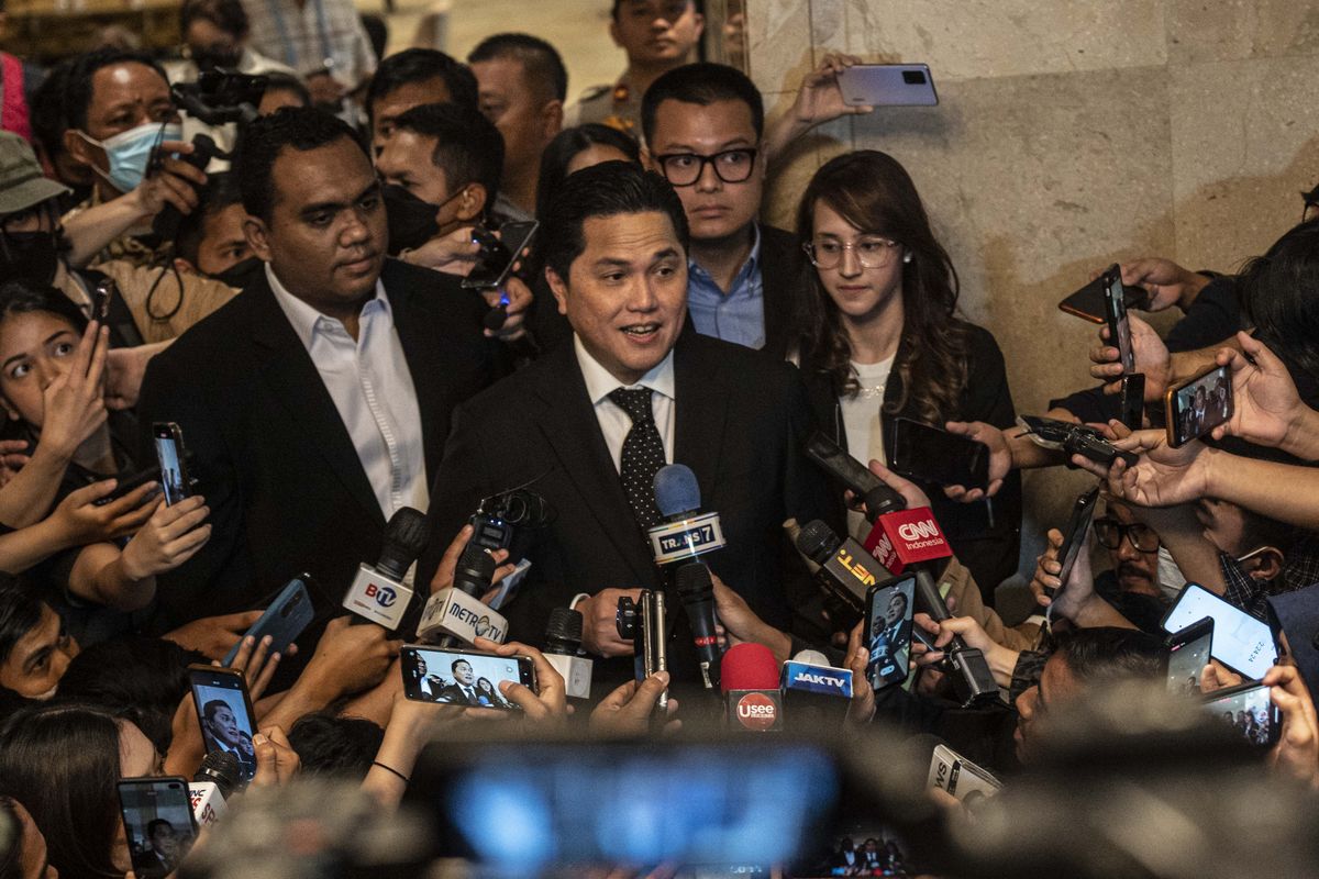 Ketua Umum PSSI terpilih Erick Thohir (tengah) memberikan keterangan pers dalam Kongres Luar Biasa Persatuan Sepak Bola Seluruh Indonesia (KLB PSSI) 2023 di Jakarta, Kamis (16/2/2023). Dalam kongres tersebut Erick Thohir resmi terpilih sebagai Ketua Umum PSSI periode 2023-2027 setelah meraih 64 suara voters dari 87 voters. ANTARA FOTO/Aprillio Akbar/nym.