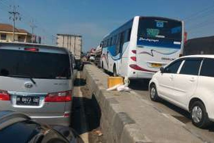 Kondisi terkini Jalan Raya Bangsri, Bulakamba, Brebes, Jawa Tengah.