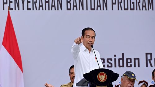 Sosok Misterius yang Acungkan Pose Dua Jari dari Dalam Mobil RI-1...