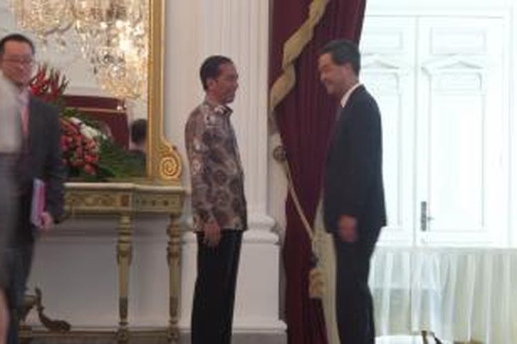 Presiden Joko Widodo bersama dengan Kepala Administratif Hong Kong Leung Chin-Ying di Istana Merdeka, Kamis (17/9/2015).