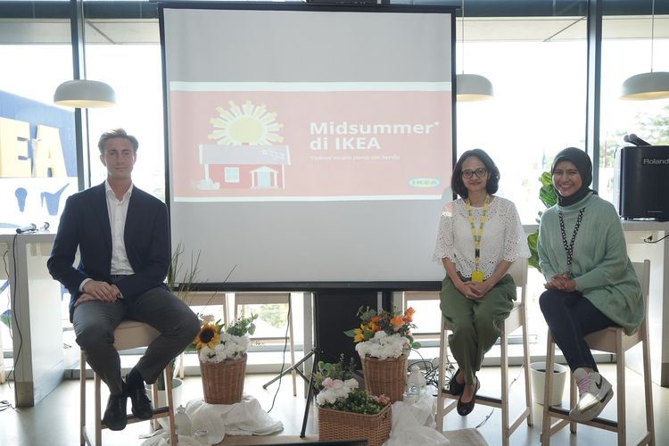 Persiapan perayaan Midsummer di IKEA