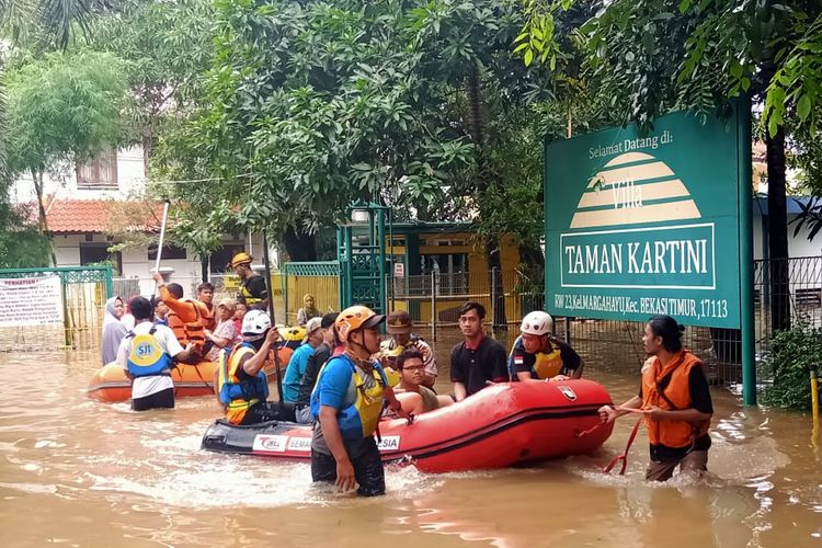 Komunitas Suzuki Club Reaksi Cepat saat mengevakuasi korban banjir