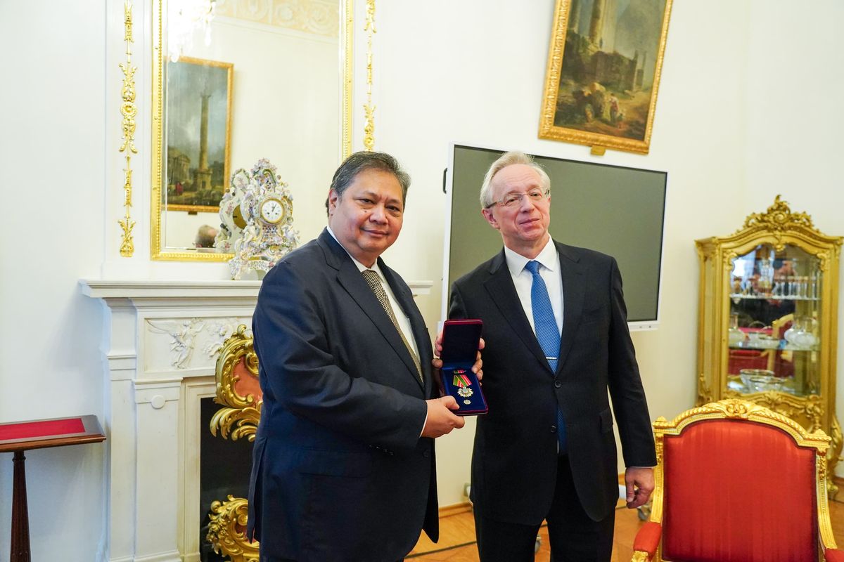 Menko Perekonomian RI Airlangga Hartarto bersama Wakil Menteri Luar Negeri Rusia Mikhail Galuzin di Moskow, Rusia. 