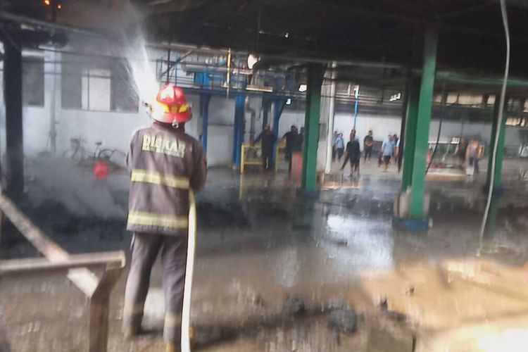 Petugas pemadam kebakaran saat tengah melakukan pendinginan di sebuah Pabrik Tekstil di Jalan Raya Dayeuhkolot, Kelurahan Pasawahan, Kecamatan Dayeuhkolot, Kabupaten Bandung, Jawa Barat, pada Senin (3/3/2023).