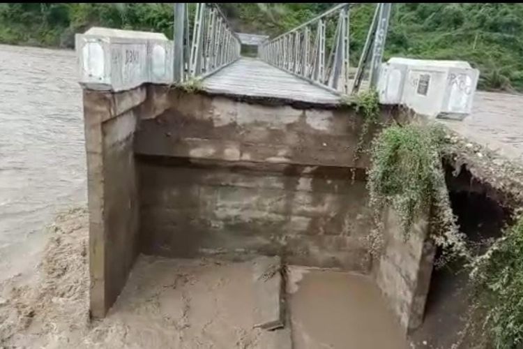 Orpit Jembatan Termanu di Desa Manubelon, Kecamatan Amfoang Barat Daya, Kabupaten Kupang, Nusa Tenggara Timur (NTT) putus Jumat (3/3/2023)