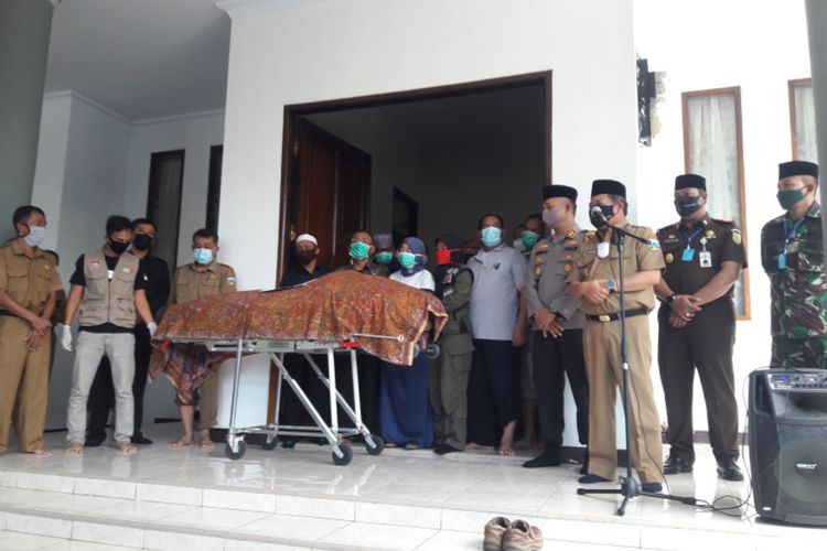 Bupati Garut Rudy Gunawan saat memberikan sambutan dalam.prosesi pelepasan jenazah Sekda Garut Deni Suherlan di rumah dinasnya, Senin (11/05/2020)