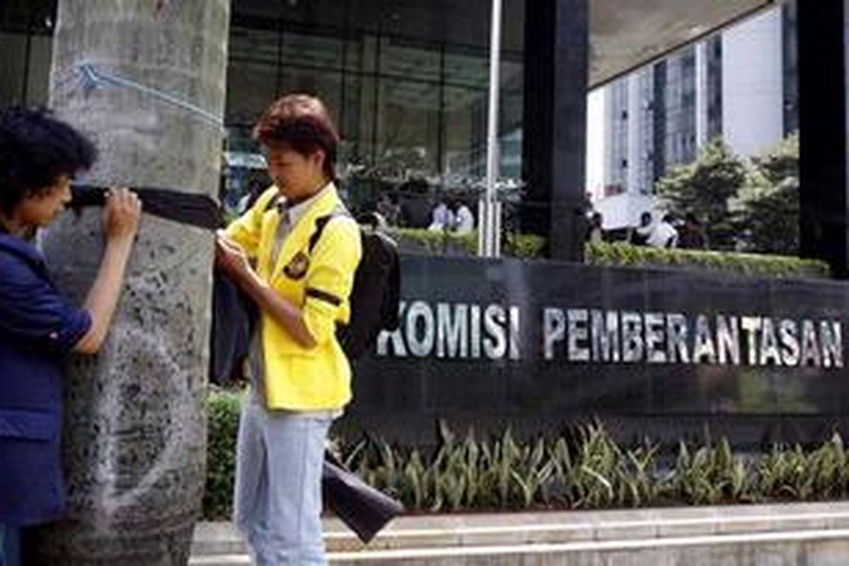 Berapa mahasiswa yang tergabung dalam Liga Mahasiswa Nasional untuk Demokrasi (LMND) mengikatkan kain hitam pada pohon di depan Gedung Komisi Pemberantasan Korupsi (KPK), Jakarta Selatan, Senin (2/10/2009), saat kisruh Cicak-Buaya. Pascamundurnya Antasari Azhar, panitia seleksi membuka lowongan pimpinnan KPK.